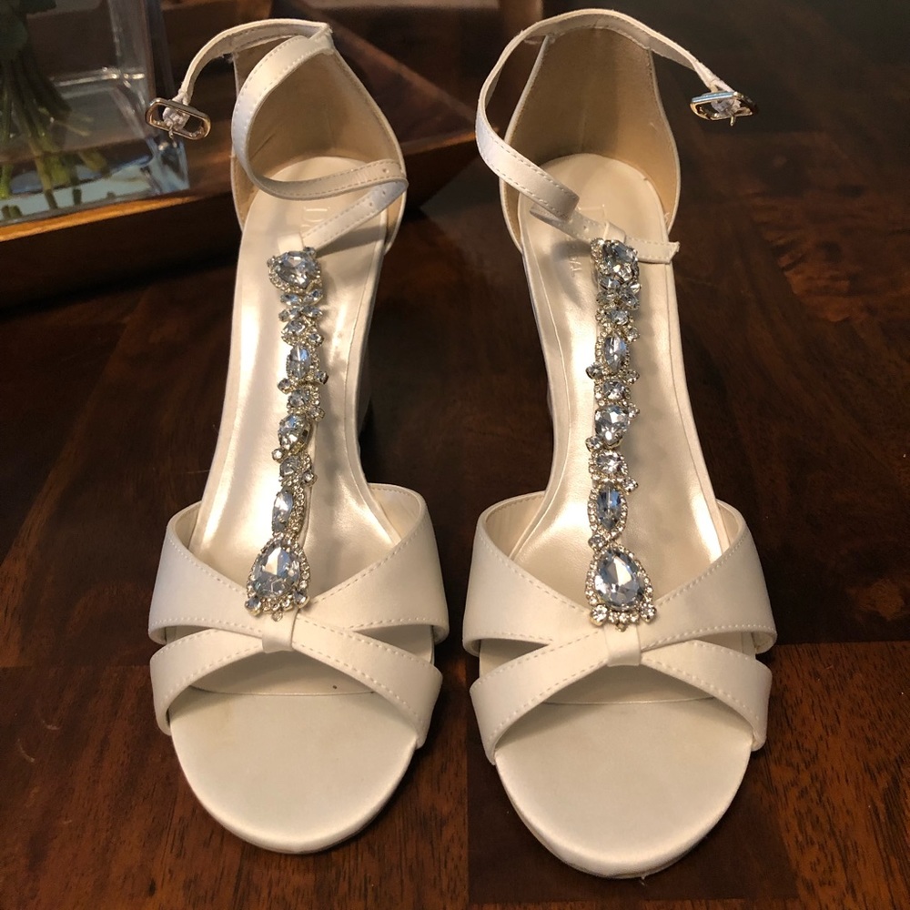 David’s Bridal Satin Crystal T-Strap Bridal Size 7